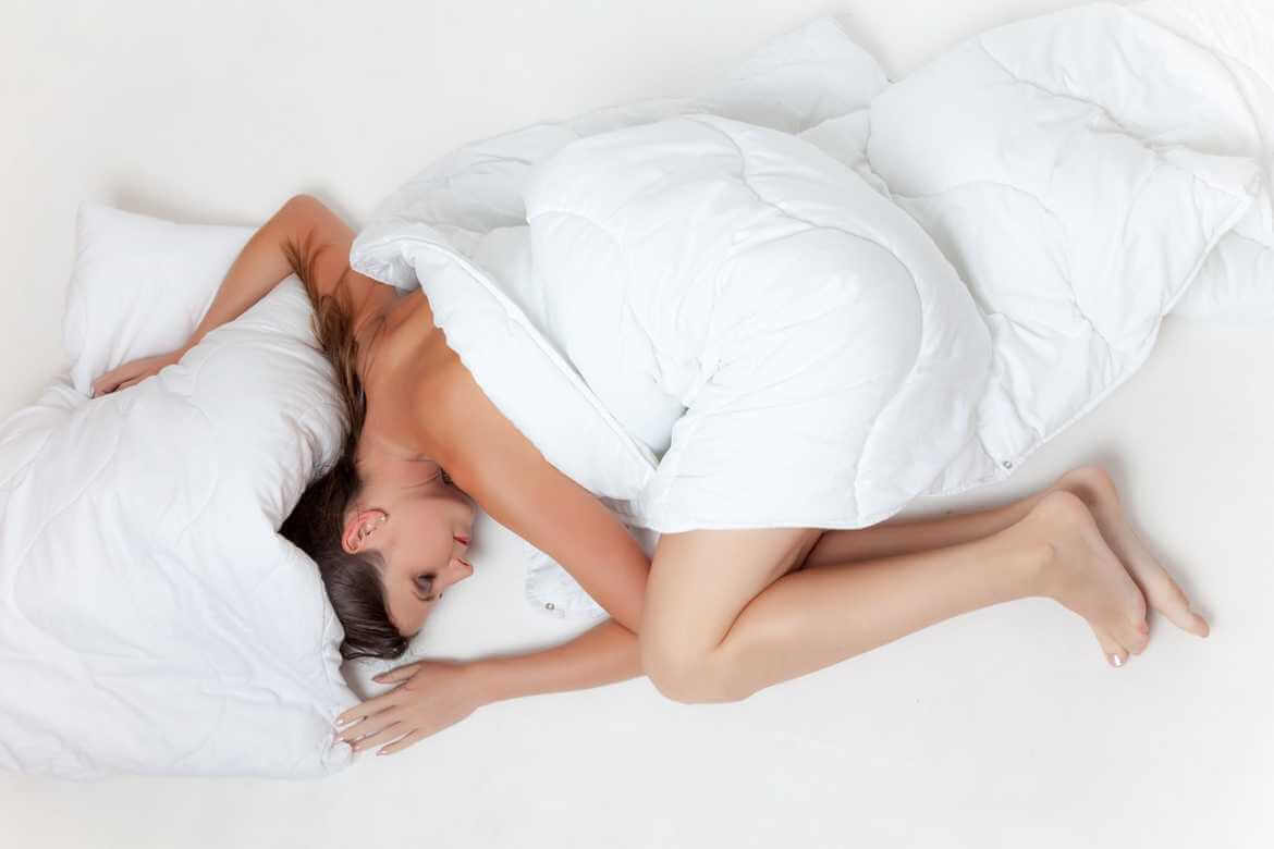 mujer durmiendo descanso saludable