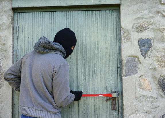 ladron robando en vivienda