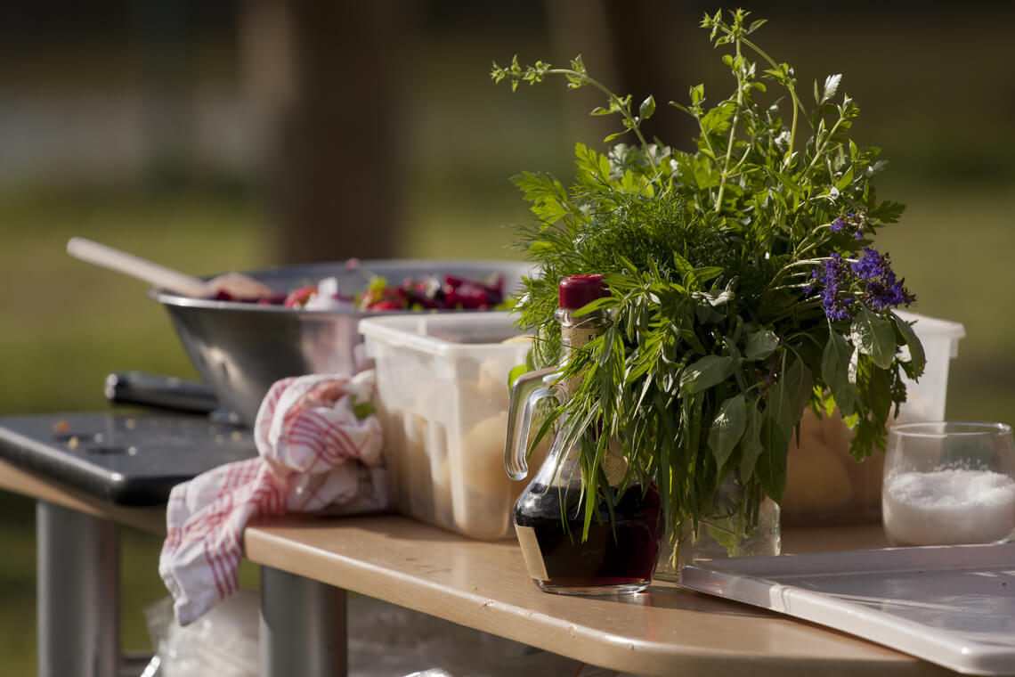 mesa con comida al aire libre
